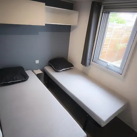 Campsite Mobil-home A 2 Pas De La
